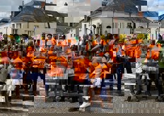Groupe carnavalesque Ethnic’97 sur la place d'Ecueillé.